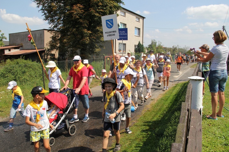 73. Pielgrzymka Rybnicka - grupy 6, 7, 8 i postój w Wilczy