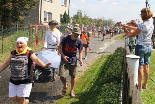 73. Pielgrzymka Rybnicka - grupy 6, 7, 8 i postój w Wilczy