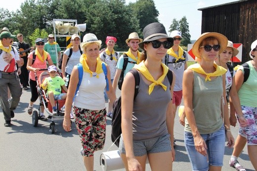 73. Pielgrzymka Rybnicka - grupy 6, 7, 8 i postój w Wilczy