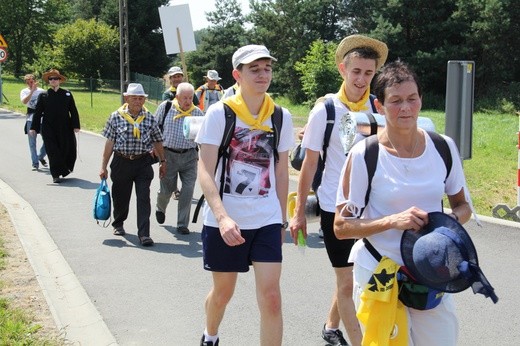 73. Pielgrzymka Rybnicka - grupy 6, 7, 8 i postój w Wilczy
