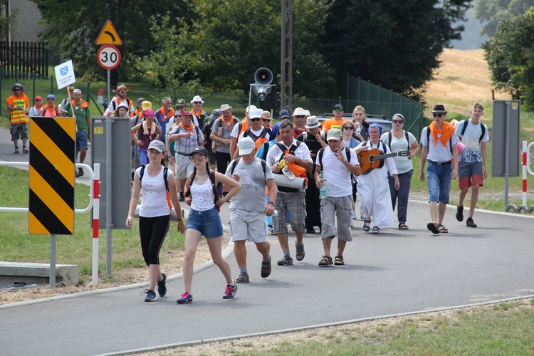 73. Pielgrzymka Rybnicka - grupy 6, 7, 8 i postój w Wilczy