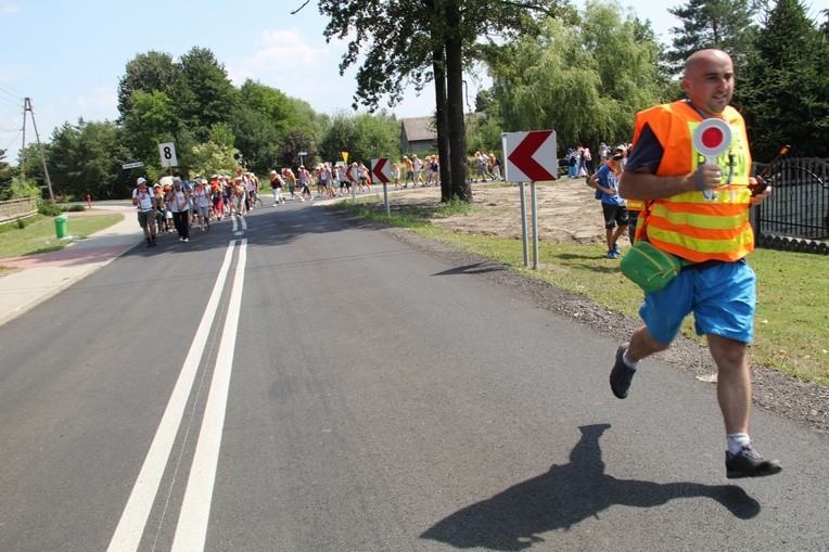 73. Pielgrzymka Rybnicka - grupy 6, 7, 8 i postój w Wilczy