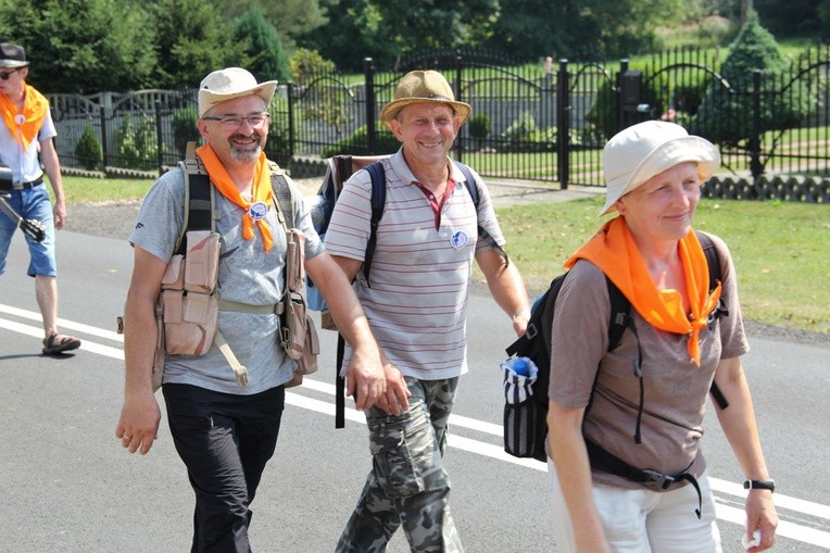 73. Pielgrzymka Rybnicka - grupy 6, 7, 8 i postój w Wilczy