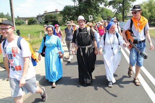 73. Pielgrzymka Rybnicka - grupy 6, 7, 8 i postój w Wilczy