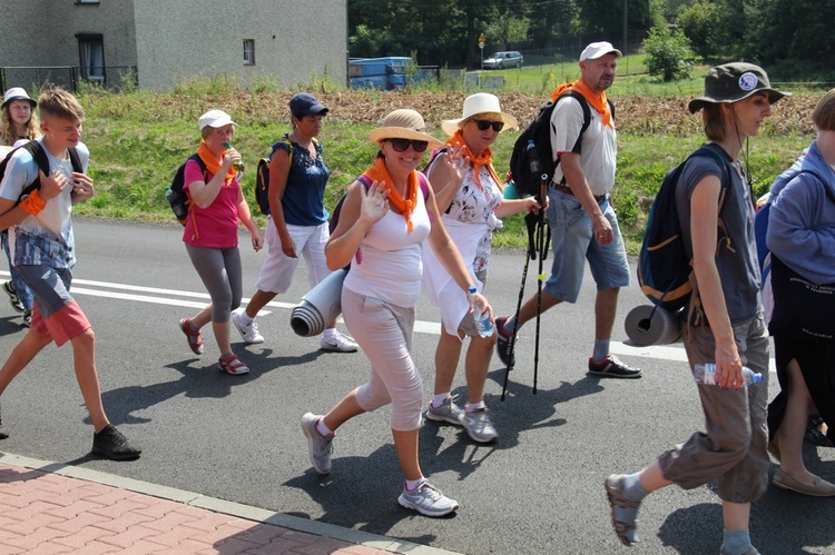 73. Pielgrzymka Rybnicka - grupy 6, 7, 8 i postój w Wilczy