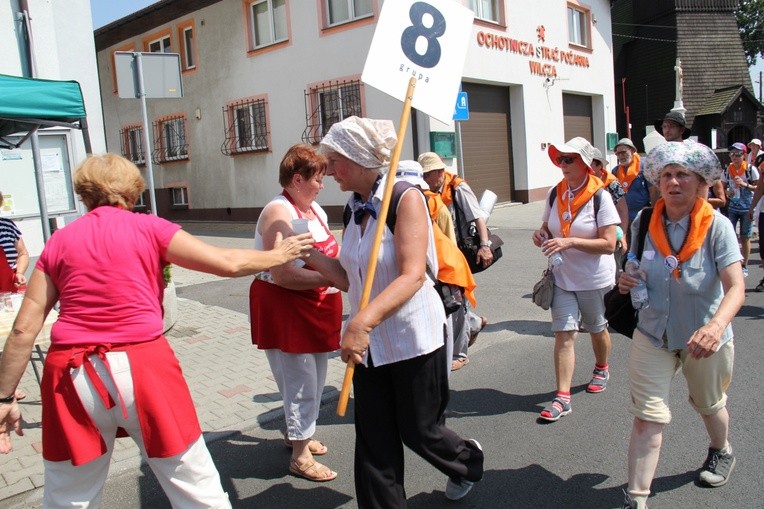 73. Pielgrzymka Rybnicka - grupy 6, 7, 8 i postój w Wilczy