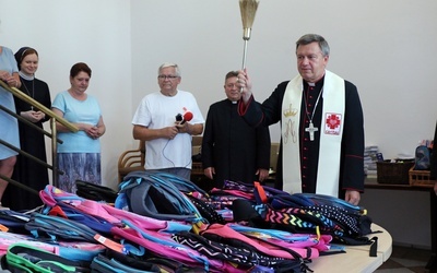 Abp Kupny poświęcił plecaki dla polskich dzieci na Ukrainie