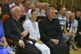 Biskup Ignacy w czasie wieczornego Apelu wraz z s. Małgorzatą i ks. Robertem Begierskim.