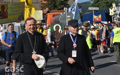 Biskup Adam wraz z ks. Edwardem Dzikiem, proboszczem z Pieszyckiej parafii pw. św. Antoniego, gdzie pielgrzymi nocowali.