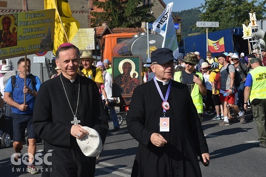 Biskup Adam wraz z ks. Edwardem Dzikiem, proboszczem z Pieszyckiej parafii pw. św. Antoniego, gdzie pielgrzymi nocowali.