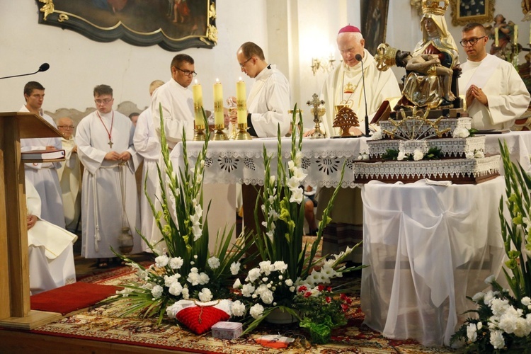 Msza św. w Bobolicach i ucałowanie Piety