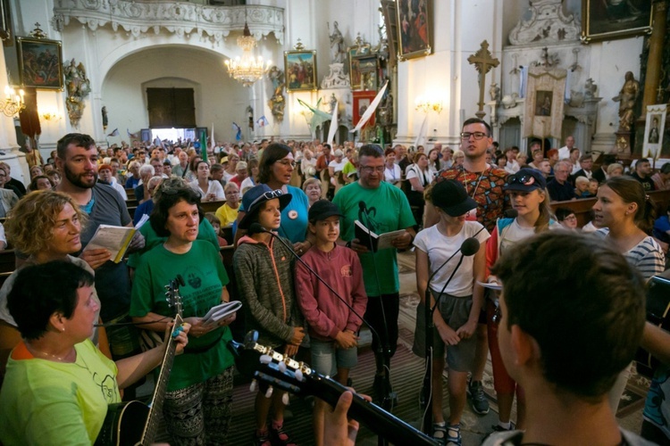 Msza św. w Bobolicach i ucałowanie Piety