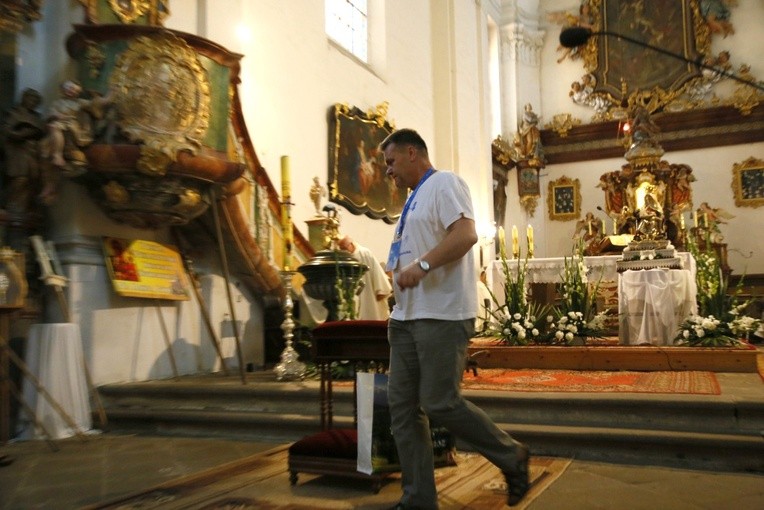 Msza św. w Bobolicach i ucałowanie Piety