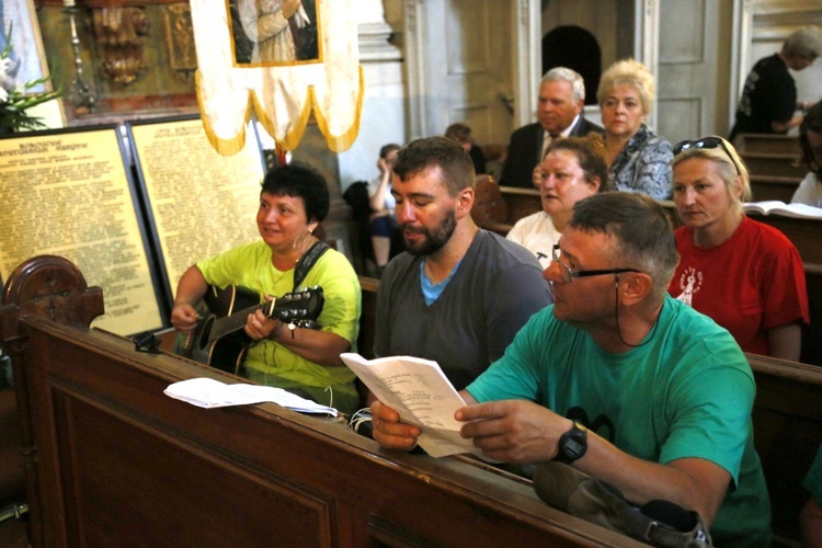 Msza św. w Bobolicach i ucałowanie Piety