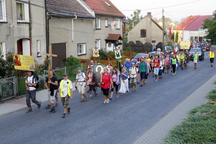 Msza św. w Bobolicach i ucałowanie Piety