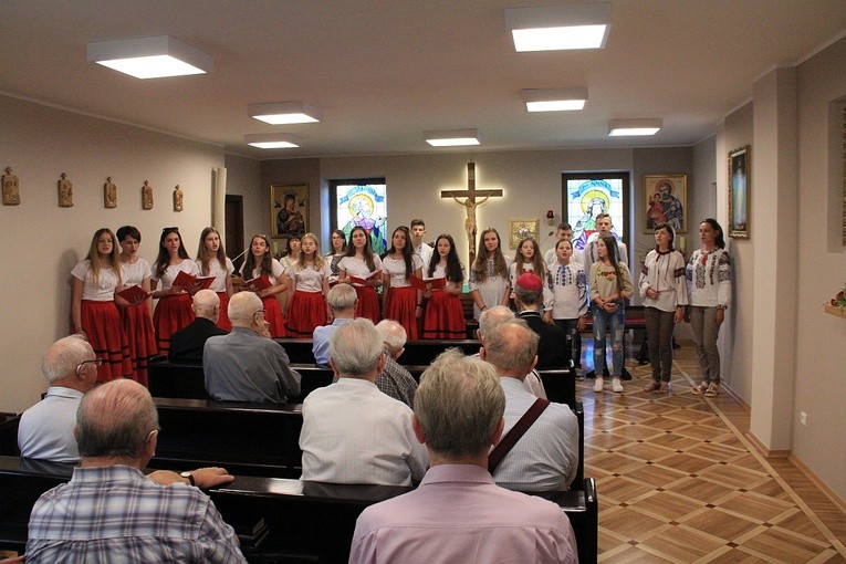 Młodzież z Równego i Rohatynia w Domu Księży Emerytów