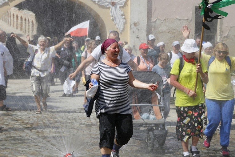 Na zmęczonych spiekotą słońca pielgrzymów czekał mały prysznic