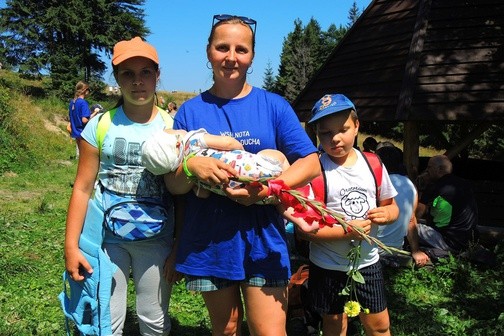 Aneta Pawlus z Żywca z dziećmi - 11-letnią Julią, 7-letnim Wiktorem i najmłodszym 4,5-miesięcznym Oskarem