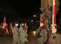 Apel pod pomnikiem Józefa Piłsudskiego w Krakowie