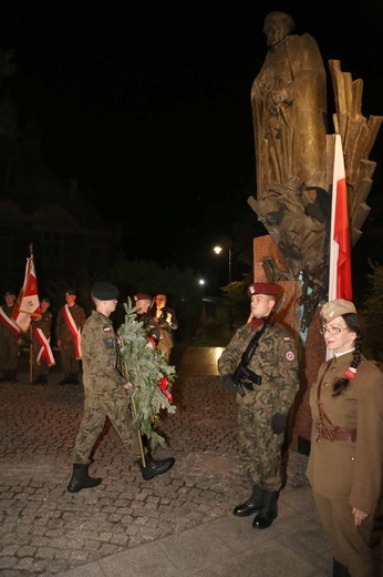 Apel pod pomnikiem Józefa Piłsudskiego w Krakowie