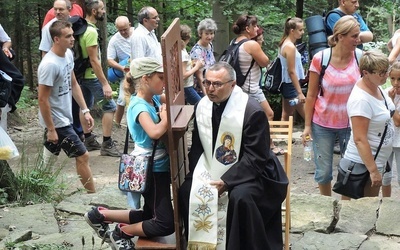 Ks. Zdzisław Grochal - nowy proboszcz w Porąbce - podczas spowiedzi  na Trzonce.