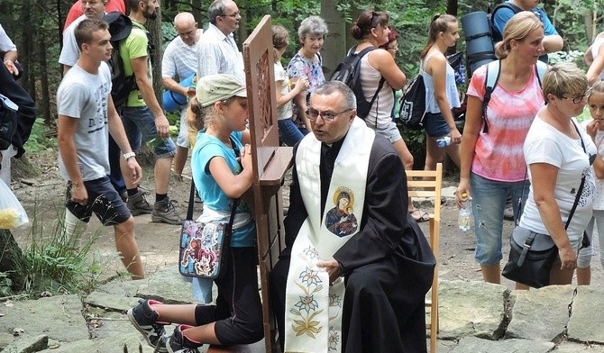 Ks. Zdzisław Grochal - nowy proboszcz w Porąbce - podczas spowiedzi  na Trzonce.