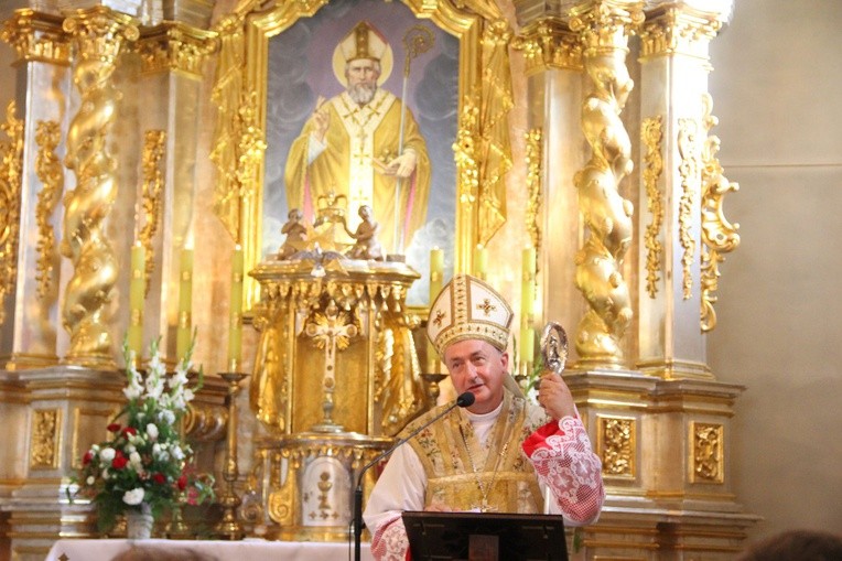 Biskup Andrzej Jeż w Siedliskach k. Bobowej