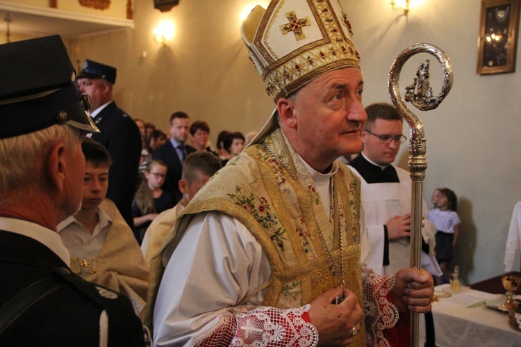 Biskup Andrzej Jeż w Siedliskach k. Bobowej