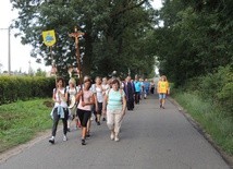 Pielgrzymi w drodze z Żychlina do Łowicza