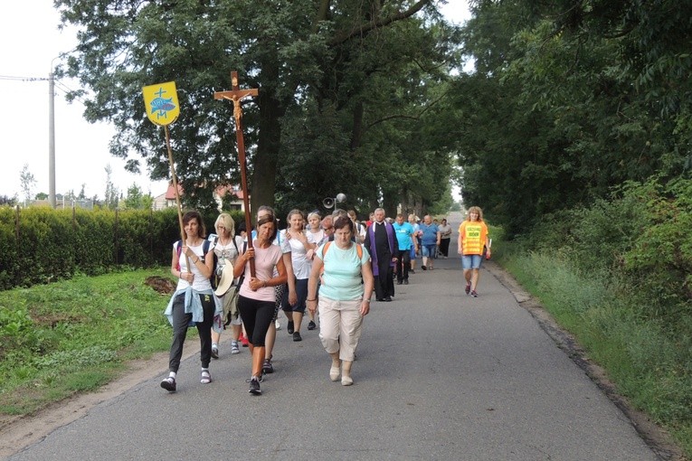 Pielgrzymi w drodze z Żychlina do Łowicza