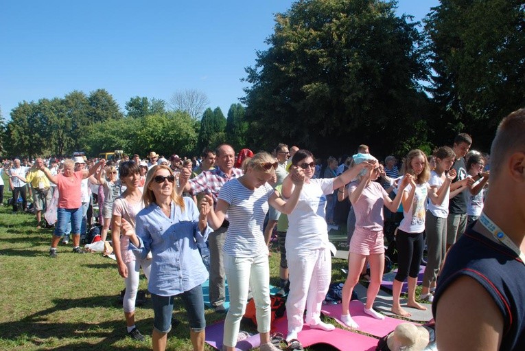 Pielgrzymi mimo upału pokonują kolejne kilometry.