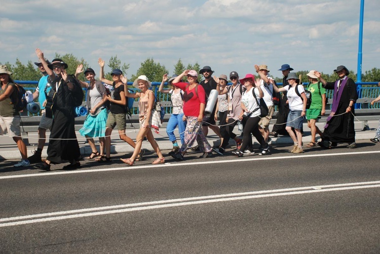 Pielgrzymi mimo upału pokonują kolejne kilometry.