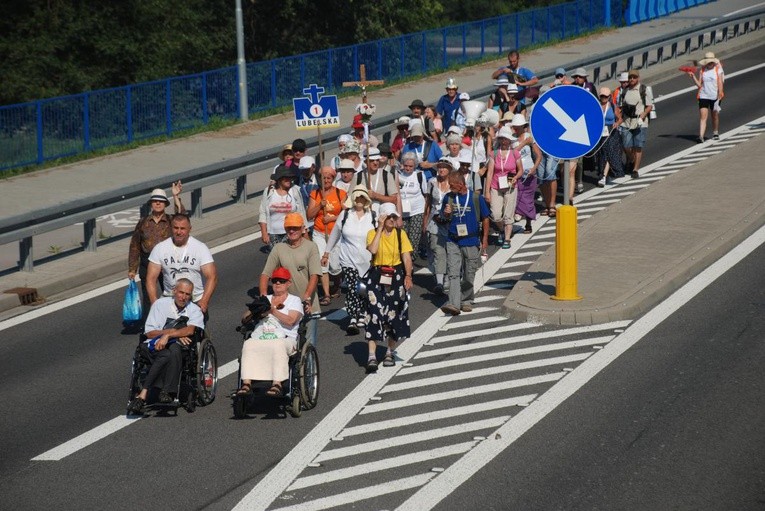 Pielgrzymi mimo upału pokonują kolejne kilometry.