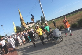 Przez las, wśród pyłu