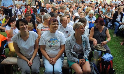 Pątnicy na Mszy św. w Hałcnowie.