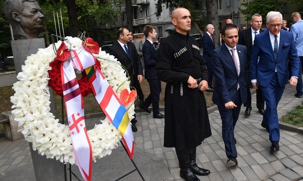 Szef MSZ złożył kwiaty pod popiersiem Lecha Kaczyńskiego w Tbilisi