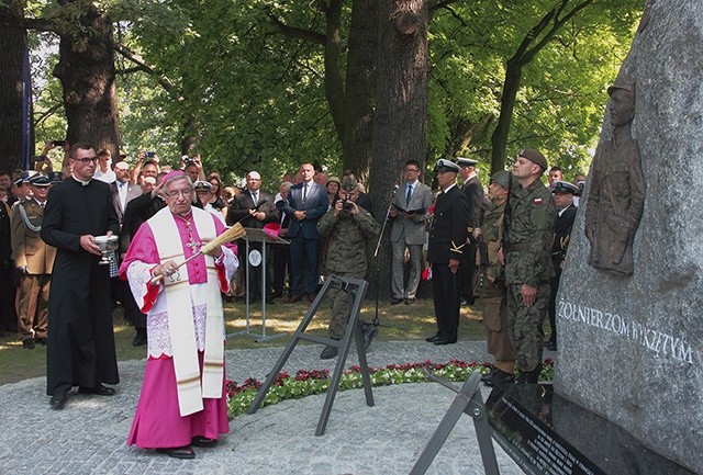 – Niech świadectwo ich życia umocni w nas wartości ewangeliczne i patriotyczne, abyśmy nie obawiali się stawać  po stronie prawdy – modlił się metropolita.