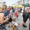 ▲	Metropolita, jak co roku,  poprowadził pielgrzymów  Drogą Królewską i pożegnał ich przy bazylice Mariackiej.