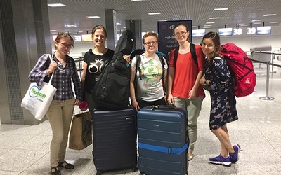 Ewa (w środku) wraz z przyjaciółmi na krakowskim lotnisku w Balicach, chwilę przed wylotem.