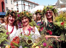 ▲	Uczestniczki konkursu przynoszą nie tylko fantazyjne wiązanki. Nakładają także na głowy wianki z kwiatów.