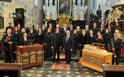 ▲	Kierowany przez Stanisława Gałońskiego (stoi pośrodku w okularach) zespół Collegium Zieleński prezentuje zawsze podczas tego wydarzenia dawne polskie utwory.