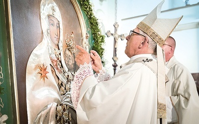▲	– Mam nadzieję, że przez ten akt kult maryjny w mieście jeszcze wzrośnie – mówił metropolita katowicki