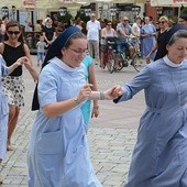 ▲	Zaprosiły przechodniów m.in. do belgijki.