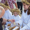 ▲	Na kończącą MAW Eucharystię dzieci przyszły w wiankach i z upieczonymi chlebkami. 