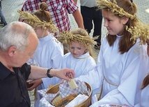 ▲	Na kończącą MAW Eucharystię dzieci przyszły w wiankach i z upieczonymi chlebkami. 