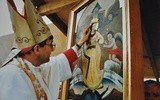 Bp Józef Życiński koronuje obraz Matki Bożej w Pasierbcu