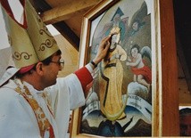 Bp Józef Życiński koronuje obraz Matki Bożej w Pasierbcu