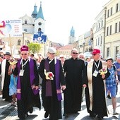 ▲	Arcybiskup S. Budzik, biskup J. Wróbel i biskup A. Miziński po Mszy św. żegnali udających się w drogę pątników.