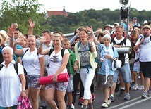 ▲	Pątnicy na moście przekraczają Wisłę. Każdego dnia pokonują ok. 30 km, do jasnogórskiego sanktuarium dotrą 14 sierpnia.