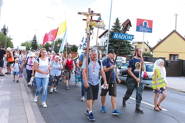 ▲	Każdego dnia swoje intencje powierzają Matce Bożej.